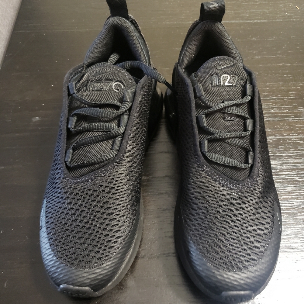 Boys black Nike Air270